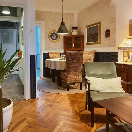 Apartment The Artist Nest ~ Retro Chic Jewel @ Top Spot *
