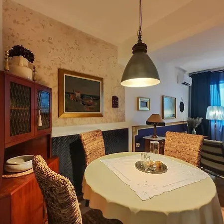 The Artist Nest ~ Retro Chic Jewel @ Top Spot Varna
