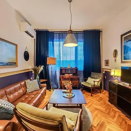 The Artist Nest ~ Retro Chic Jewel @ Top Spot Apartment *